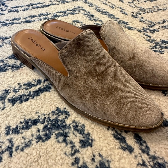 Indigo Rd. Velvet Taupe Slip On Mules - Picture 2 of 5